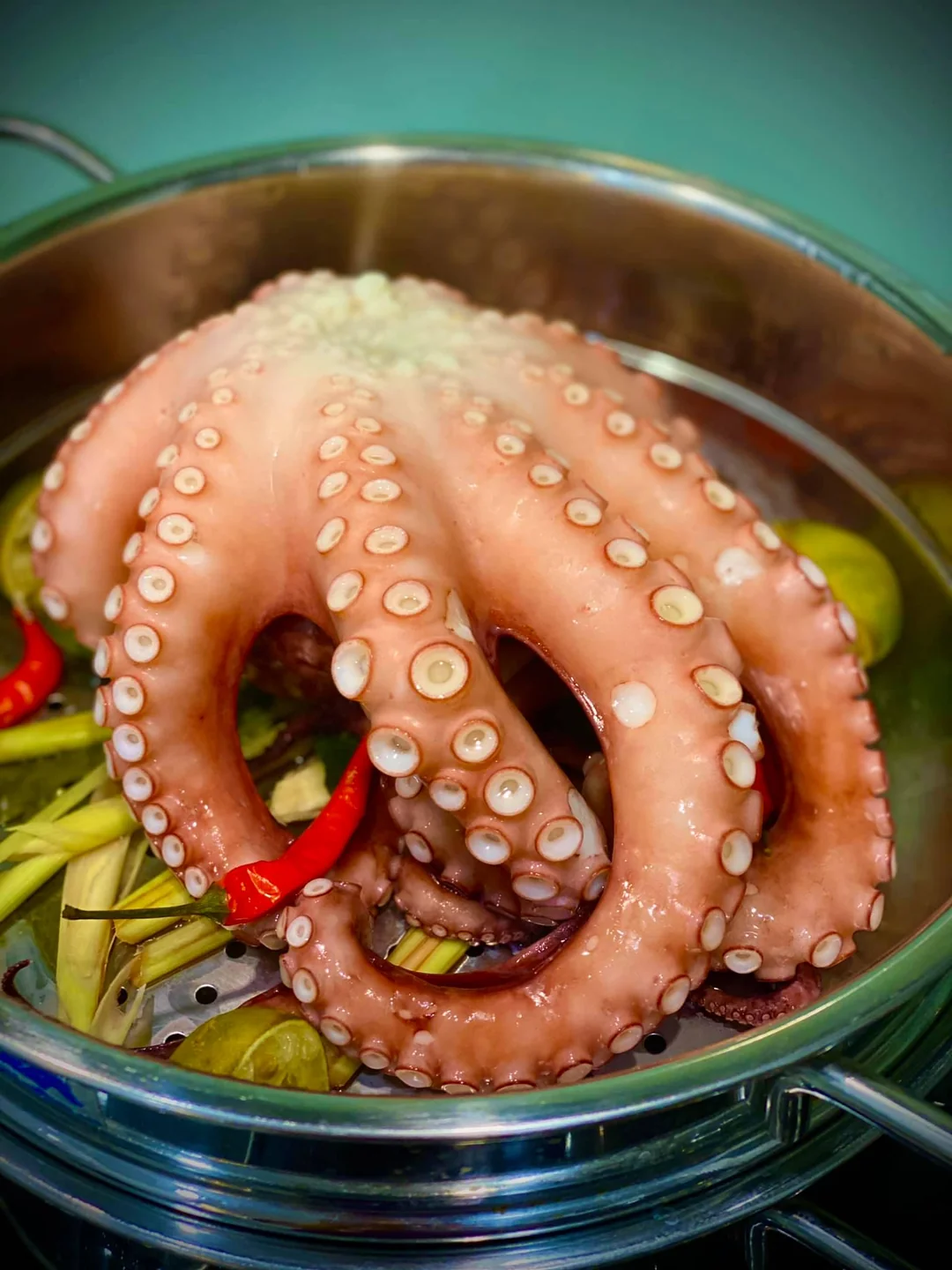 Steam Big Octopus with Lemon Flavour